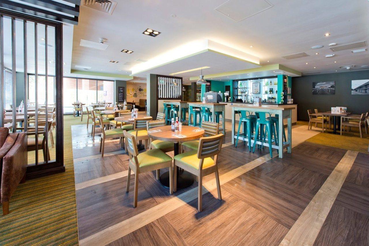 Premier Inn Newbury Town Centre Eksteriør bilde